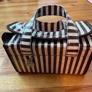 Henri bendel makeup case light use